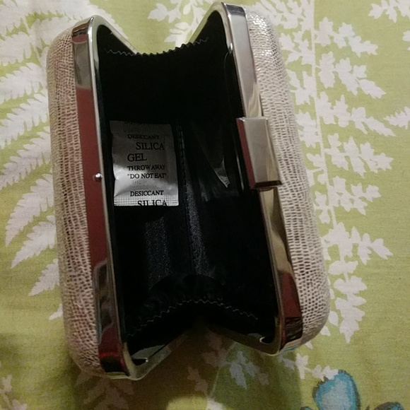 Carolee small gold clutch - Picture 3 of 4